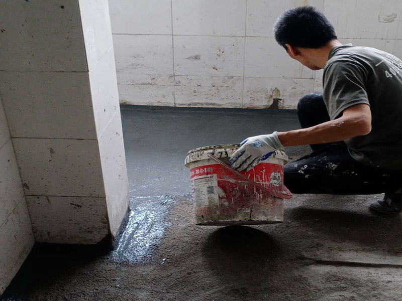 衛(wèi)生間地面防水：1.利用水泥砂漿水泥砂漿或豆石混凝土鋪平坡度。訣竅是：地漏附近坡度大，門(mén)口附近坡度小。 2.利用管根密封膏封嚴(yán)管線，管線要穿透樓板根部。刷防水涂料時(shí)可以貼1-2層玻璃絲布加強(qiáng)防水性。 3.墻壁表面打磨成干凈平光沒(méi)有顆粒灰塵，墻壁與地面的交接區(qū)域注意原角和坡角的設(shè)置。 4.聚氨酯防水涂膜由管根和墻角處開(kāi)始進(jìn)行涂抹，在常溫下經(jīng)過(guò)4小時(shí)放干后，再大面積涂抹和刮刷。注意涂料總厚度大于1. 5毫米，不能有漏刮和鼓泡的不良現(xiàn)象。24小時(shí)后立面涂刷下一層，之后再以垂直的方向進(jìn)行二次涂刷。最后涂膜半固化，拋甩粗砂粒方便與水泥砂漿融合。 5.防水層的設(shè)置與具體區(qū)域有關(guān)。防水地面的防水層應(yīng)高出地面200寬，地面防水層應(yīng)超出衛(wèi)生間門(mén)口以外300寬。而又淋浴的衛(wèi)生間墻面防水層則應(yīng)設(shè)置為高出地面1800寬。 6.展開(kāi)閉水實(shí)驗(yàn)的時(shí)候，先完成防水工作再利用包立管方法。之后再局部進(jìn)行防水。閉水試驗(yàn)也可為了避免破壞地面防水層而免做。