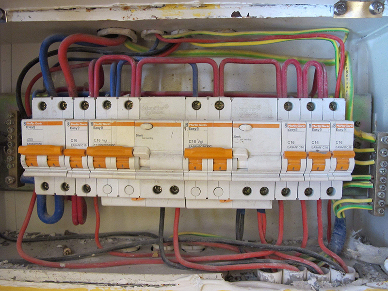 還在為不知道家里電路維修找誰而煩惱嗎，常見電路問題自己動手修